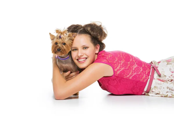 Sorrindo menina posando com yorkie cão — Fotografia de Stock