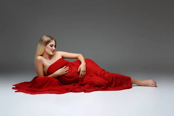 Mulher grávida em vestido vermelho — Fotografia de Stock