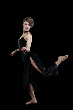 kadın dansçı ile poz bacak kaldırdı