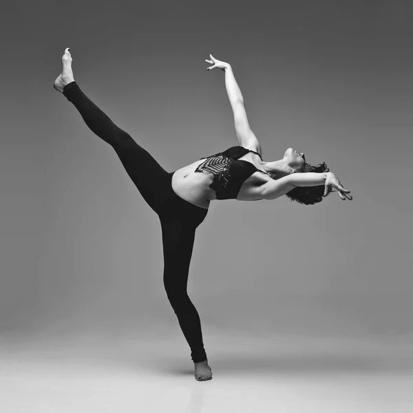 Kvinna dansare står på ett ben — Stockfoto