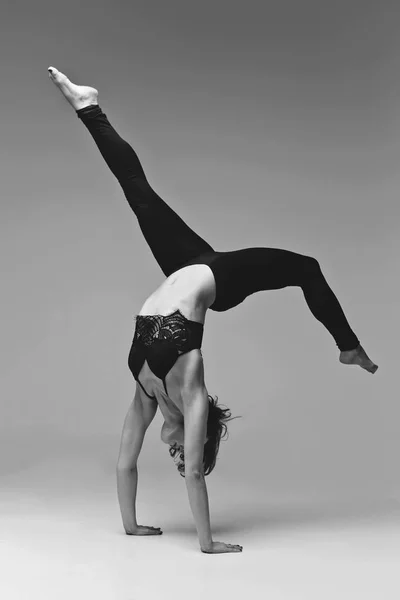 Vrouw danser permanent op handen — Stockfoto