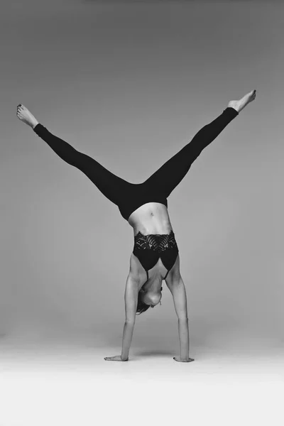 Woman dancer standing on hands — Stock Photo, Image