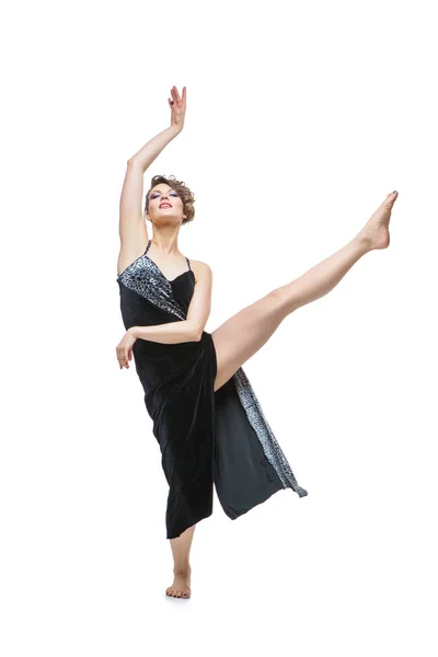Танцовщица позирует с поднятой ногой — стоковое фото