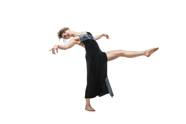 Dançarina posando com perna levantada — Fotografia de Stock