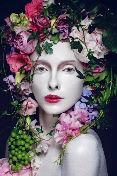 Femme visage blanc avec couronne de fleurs — Photo