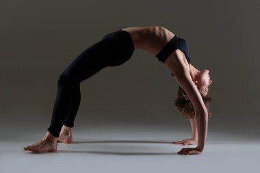 Yoga yapan kadın