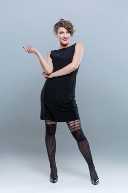 Küçük siyah elbise poz kadın