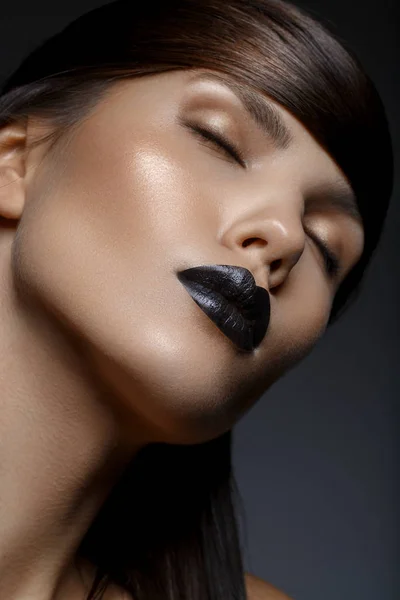 Mulher bonita com lábios pretos — Fotografia de Stock