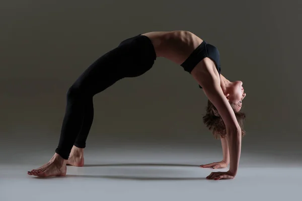 Женщина практикует йогу — стоковое фото