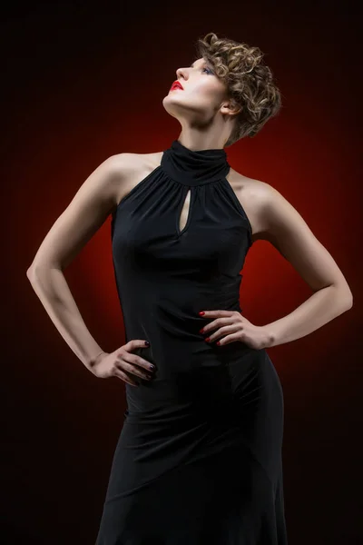 Kvinna poserar i tango klänning — Stockfoto