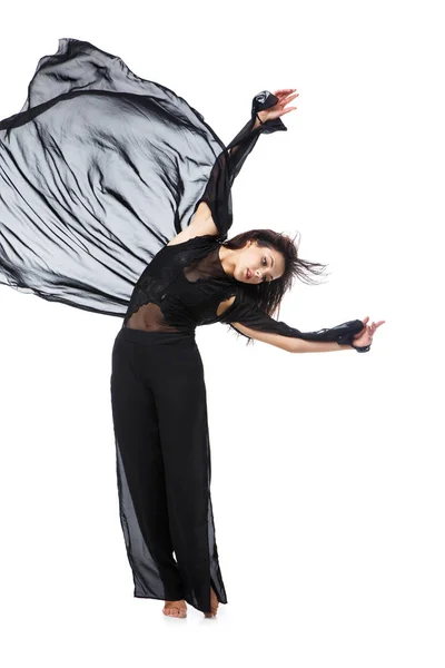 Mulher posando em tecidos voadores pretos — Fotografia de Stock