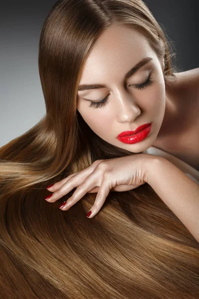 Menina com cabelo longo bonito — Fotografia de Stock