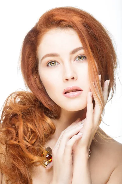 Mulher com cabelo longo e vermelho — Fotografia de Stock