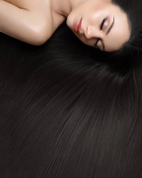 Mujer con hermoso pelo largo — Foto de Stock