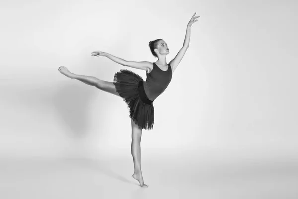 Ballerine en jupe tutu noire — Photo