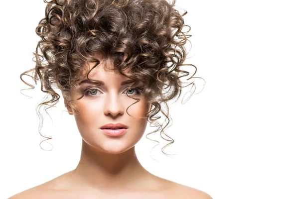 Kvinna med lockig frisyr — Stockfoto