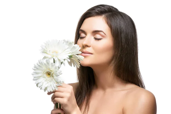 Hermosa chica con flores blancas — Foto de Stock