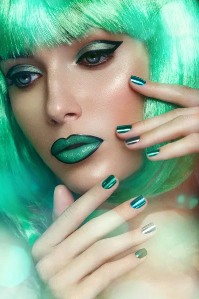 Mulher bonita posando em peruca verde — Fotografia de Stock