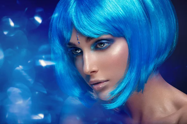 Mulher bonita usando peruca azul — Fotografia de Stock