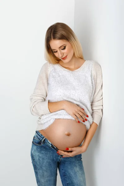 Schöne schwangere Frau in Jeans — Stockfoto