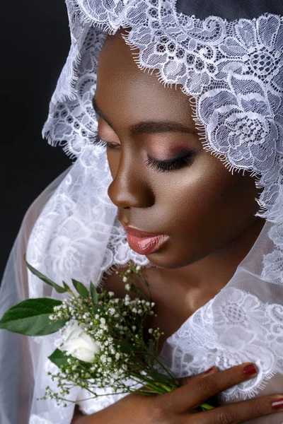Mulher negra noiva em véu — Fotografia de Stock