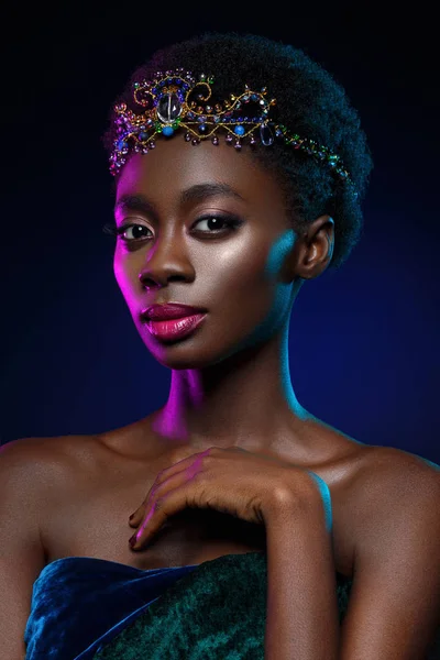 Schöne schwarze Frau mit Kristallkrone — Stockfoto