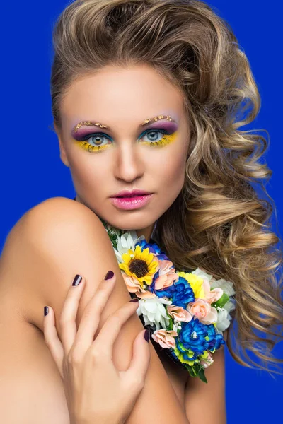 Gyönyörű nő virág tartozékokkal — Stock Fotó