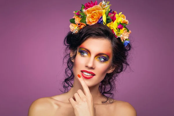 Hermosa mujer con corona de flores — Foto de Stock