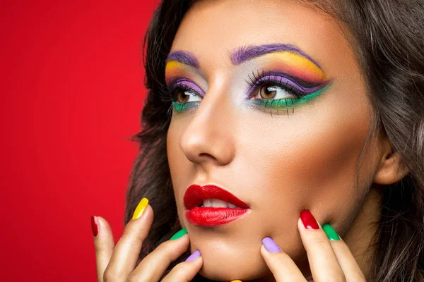 Mulher bonita com maquiagem multicolorida — Fotografia de Stock