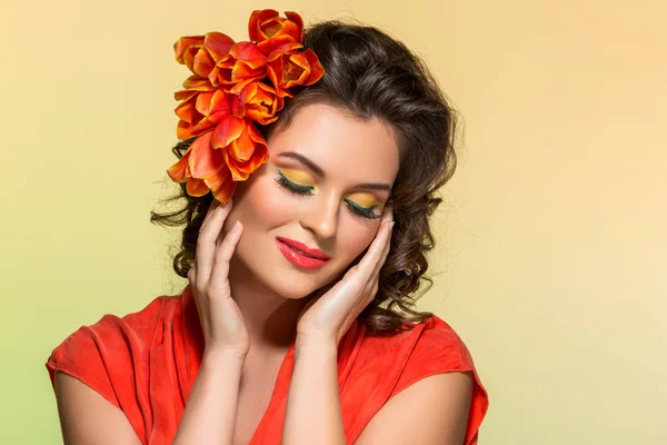 Brunette woman with flowers in hair — Stock Photo, Image