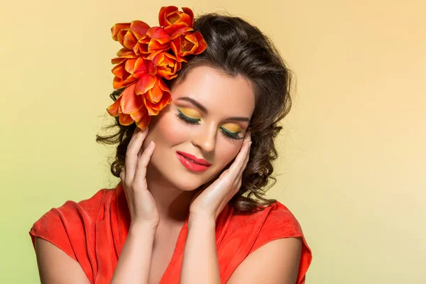 Donna bruna con fiori nei capelli — Foto Stock