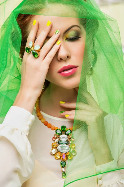 Rood haar vrouw groene sluier dragen — Stockfoto