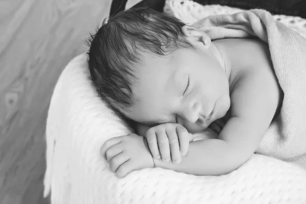 Yeni doğan bebek uykuda — Stok fotoğraf