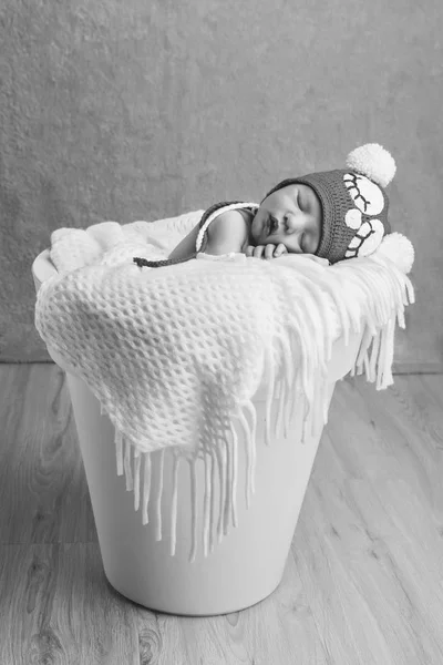 生まれたばかりの赤ちゃんが眠っています。 — ストック写真