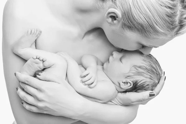 Mãe segurando recém-nascido — Fotografia de Stock