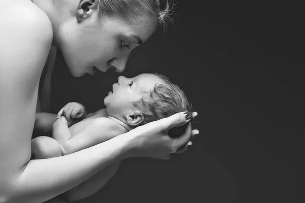 Mãe segurando recém-nascido — Fotografia de Stock