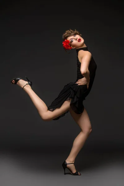 Танцовщица в платье танго — стоковое фото