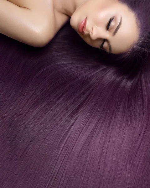Fille avec de beaux cheveux longs violets — Photo