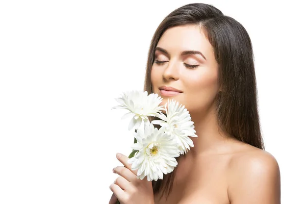 Belle fille avec des fleurs blanches — Photo