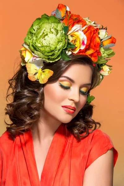 Donna bruna con fiori nei capelli — Foto Stock