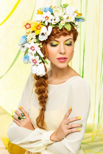 Mulher com composição de flores no cabelo — Fotografia de Stock