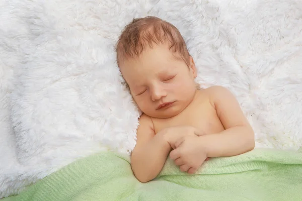 Pasgeboren baby slapen — Stockfoto