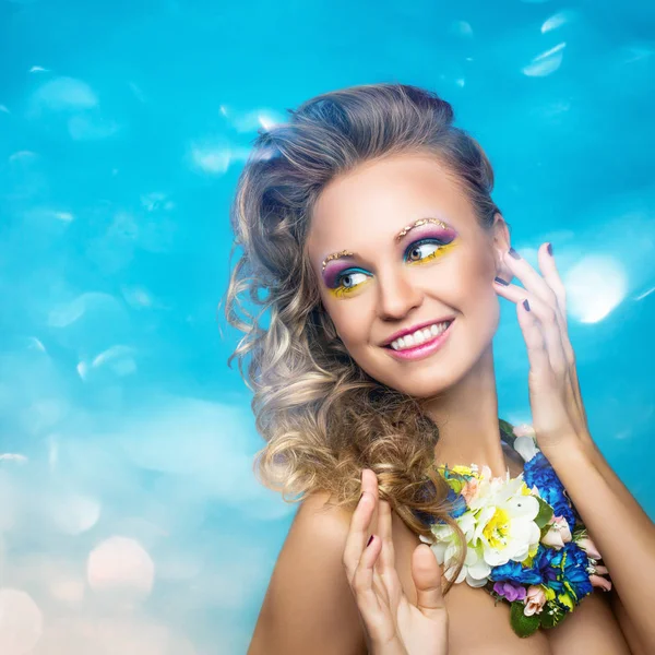 Mulher com acessórios de flores — Fotografia de Stock