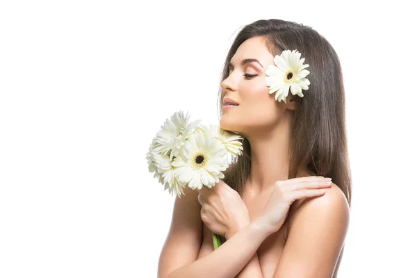 Belle fille avec des fleurs blanches — Photo