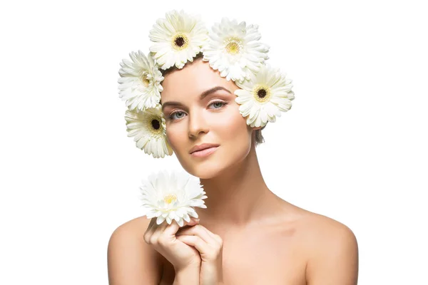 Menina bonita com flores brancas na cabeça — Fotografia de Stock