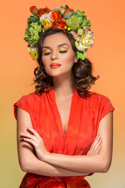 Hermosa chica en vestido naranja — Foto de Stock