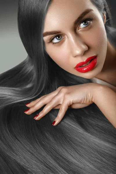 güzel uzun siyah saçlı kız