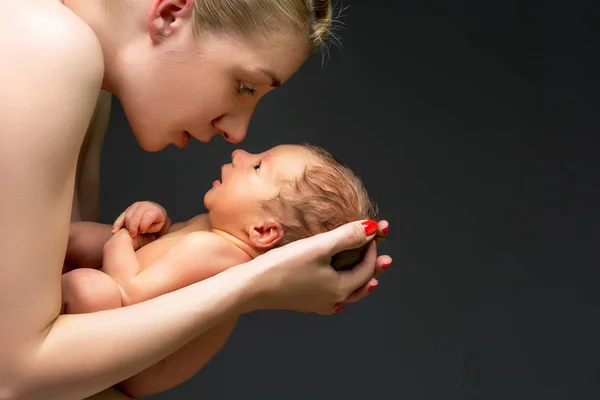 Mulher com filho recém-nascido — Fotografia de Stock