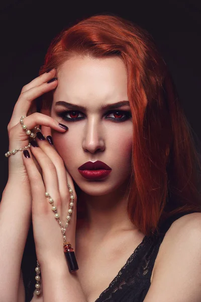 Молодая женщина вампир — стоковое фото