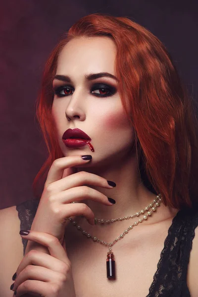 年轻的吸血鬼女人 — 图库照片